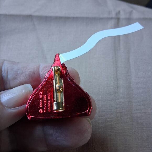 Hallmark Hershey's Kiss Red Foil Brooch Pin Lightweight Christmas Vintage 1989 - Picture 2 of 4